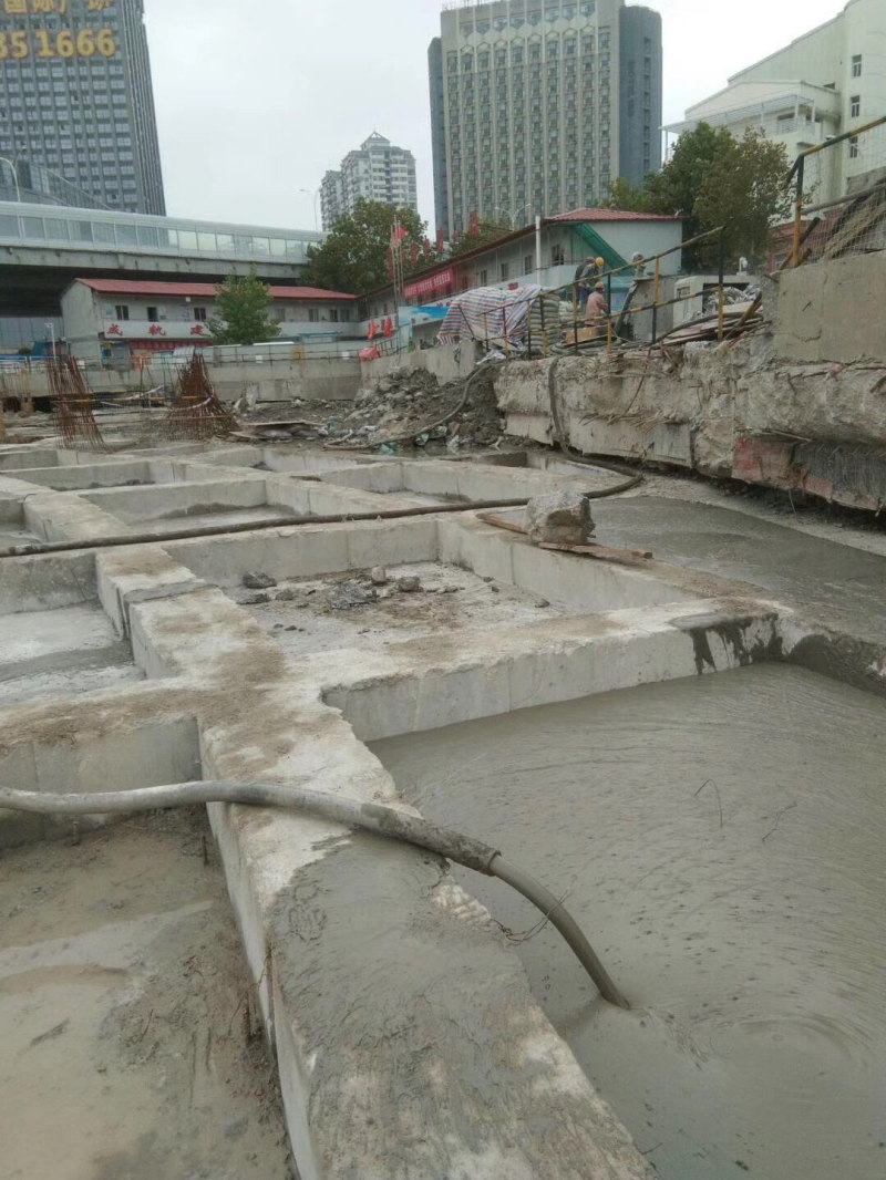 Ground of cast-in-situ lightweight concrete Metro Station